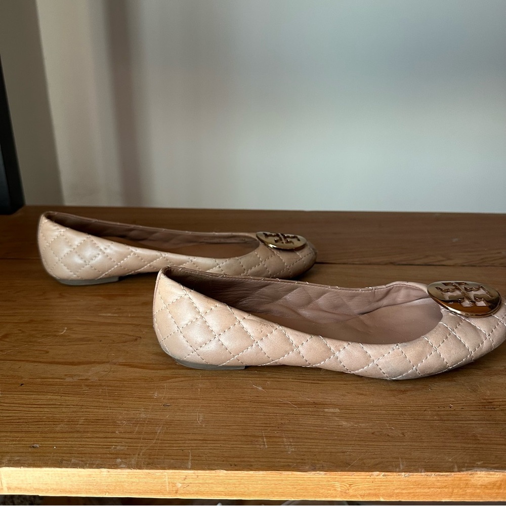 Tory Burch Quilted Leather Reva Flats Tan Gold Logo Size 8.5 - Picture 5 of 6